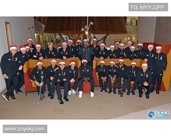 足球明星与小孩亲密互动温馨合影瞬间展现童真与梦想